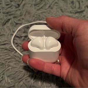 Wireless/blue tooth earbuds. Gently used.